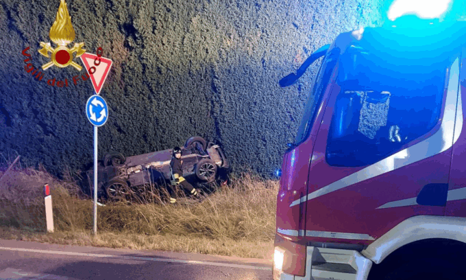Auto esce di strada e si ribalta nella notte a Possagno, ferito il conducente