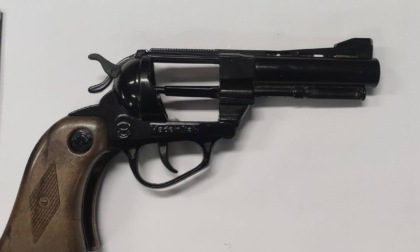 La lite coi vicini degenera, estrae una pistola e li minaccia: l'arma però è finta