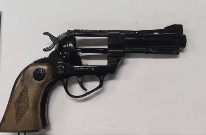 La lite coi vicini degenera, estrae una pistola e li minaccia: l’arma però è finta