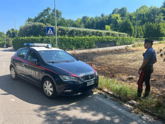 Sterpaglie a fuoco in una zona residenziale di Conegliano, ad appiccare il fuoco è stato un 42enne