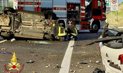 Scontro fra due auto sulla Pedemontana a Riese: entrambe si ribaltano, muore un 20enne