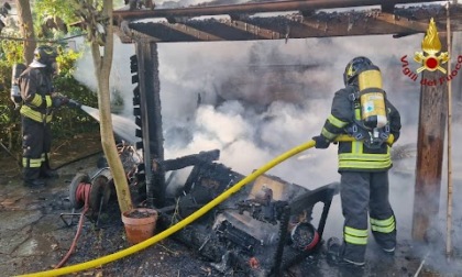 Ricovero attrezzi in fiamme: casa adiacente a rischio, ma intervengono i pompieri