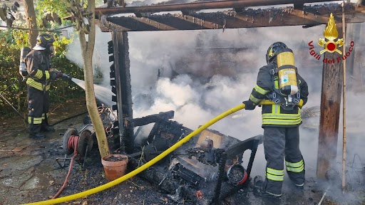 Ricovero attrezzi in fiamme: casa adiacente a rischio, ma intervengono i pompieri