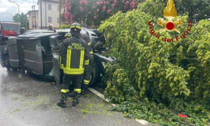 Auto si ribalta e finisce contro un albero a Treviso, ferito il conducente