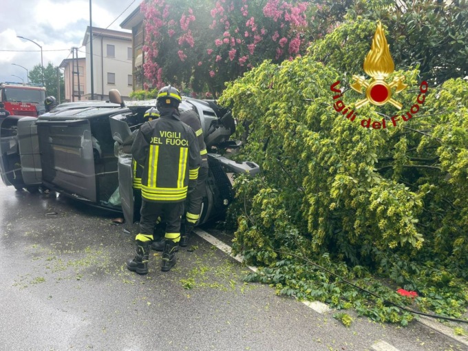Auto si ribalta e finisce contro un albero a Treviso, ferito il conducente