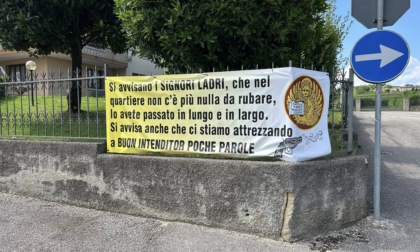Furti in via Rossini a Susegana, consigliere espone un cartellone con una pistola: "Ladri, ci stiamo attrezzando"