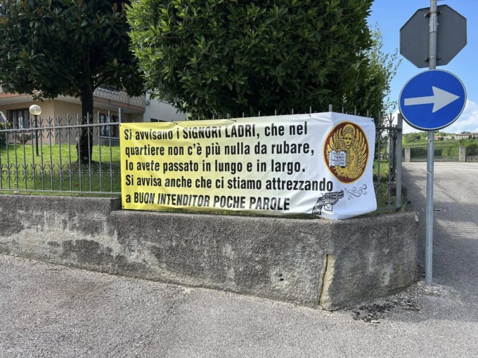 Furti in via Rossini a Susegana, consigliere espone un cartellone con una pistola: “Ladri, ci stiamo attrezzando”