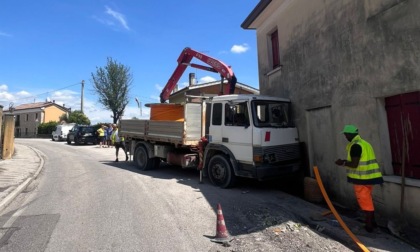 Il camion si muove e schiaccia operaio 41enne contro un muro, portato in ospedale con lesioni al bacino