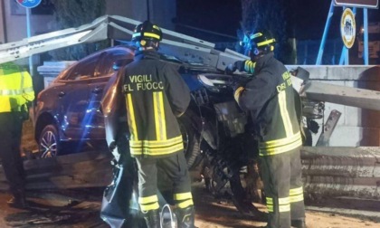 Impatto devastante, auto sbanda e finisce incastrata in mezzo al guard-rail