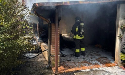 Fumo nero dal giardino, tettoia va a fuoco