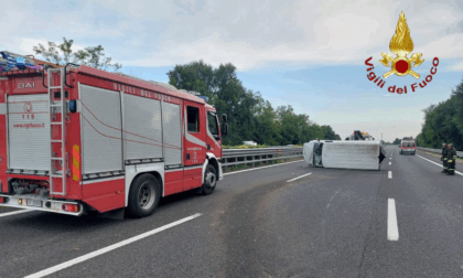 Incidente sull'A27: furgone si ribalta, sei persone ferite