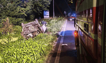 Perde il controllo dell'auto durante un sorpasso e si ribalta in un fosso: morto un 28enne, grave un 35enne