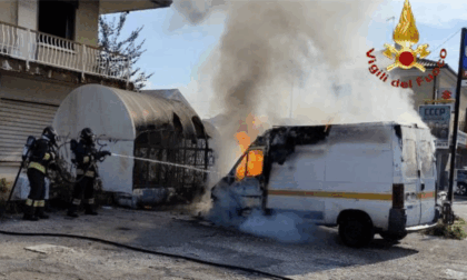 Furgone prende fuoco a Montebelluna, incendio domato dai Vigili del fuoco