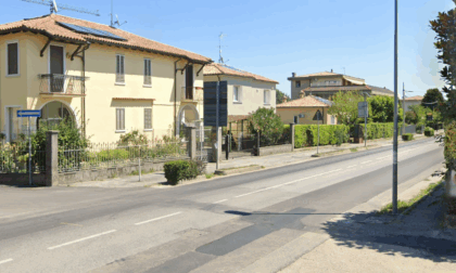 Col pedale tocca la banchina della ciclabile: 61enne cade e viene travolta, ma il camion se ne va