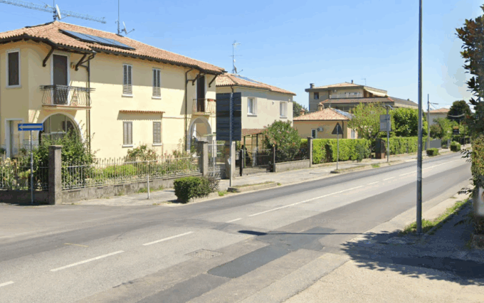 Col pedale tocca la banchina della ciclabile: 61enne cade e viene travolta, ma il camion se ne va