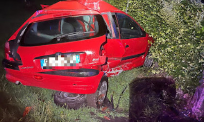 Perde il controllo dell'auto e finisce in un fossato, grave un 24enne