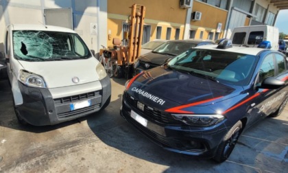 Tocca la ruota posteriore di una bici, 24enne cade a terra: furgone va via senza soccorrerla