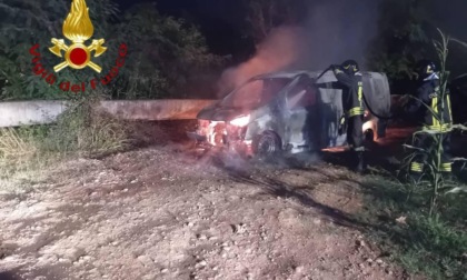 Furgone in fiamme nella notte a Paese: l'intervento dei Vigili del Fuoco