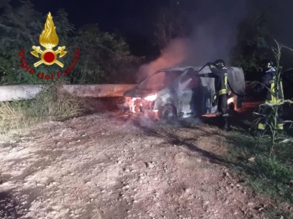 Furgone in fiamme nella notte a Paese: l’intervento dei Vigili del Fuoco