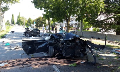 Alfa Romeo si schianta contro due alberi e si spezza in due parti, morto 22enne