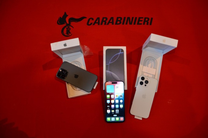 Falsi iPhone in vendita per strada: fermati tre uomini a Treviso