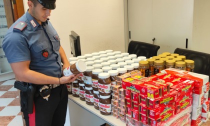 Coppia di ladri fa razzia alla Lidl: rubate numerose confezioni di caffè, conserve e dolci 