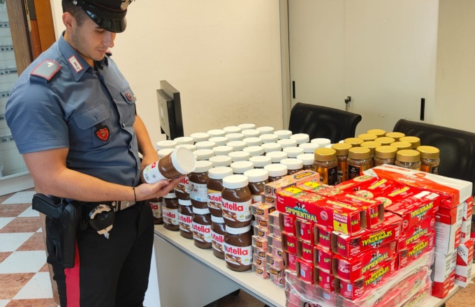Coppia di ladri fa razzia alla Lidl: rubate numerose confezioni di caffè, conserve e dolci 