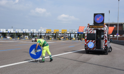 Malore sul Passante, poliziotti e ausiliari del traffico salvano camionista