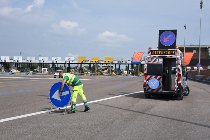 Malore sul Passante, poliziotti e ausiliari del traffico salvano camionista