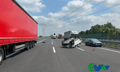 Auto finisce cappottata sul Passante di Mestre dopo l'impatto con un tir