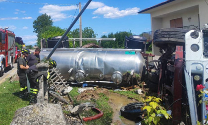 Camion cisterna carico di vino si ribalta in un giardino a Susegana, ferito il conducente