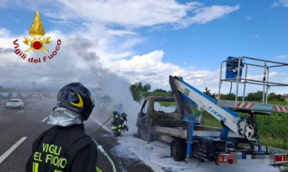 Incendio di una piattaforma aerea sull’autostrada A27 a Villorba