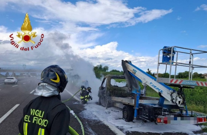 Incendio di una piattaforma aerea sull’autostrada A27 a Villorba