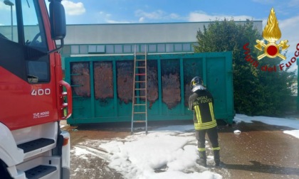 Incendio in un'azienda a Treviso, a fuoco un container di rifiuti cartacei
