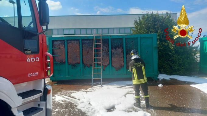 Incendio in un’azienda a Treviso, a fuoco un container di rifiuti cartacei