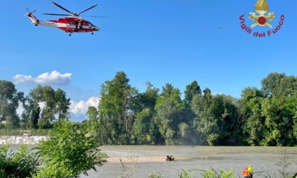 Raggiungono a nuoto un isolotto in mezzo al Piave, ma poi arriva la piena e restano bloccati