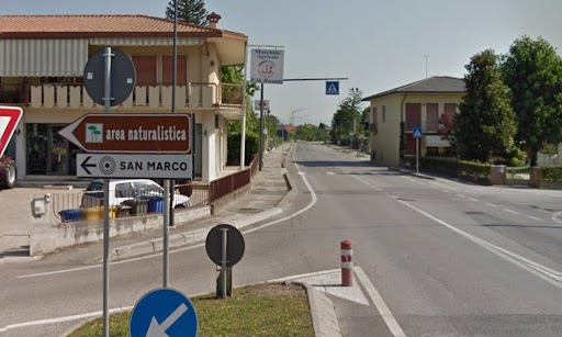 51enne finisce contro una 20enne che usciva dal cancello: la moto non poteva circolare e lui non aveva la patente