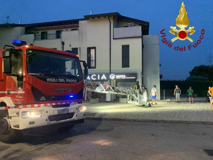 Incendio sulle scale di un condominio a Montebelluna, sei intossicati