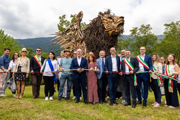 Collocato a Tarzo il leone alato in legno più grande del mondo: opera dell’artista Marco Martalar