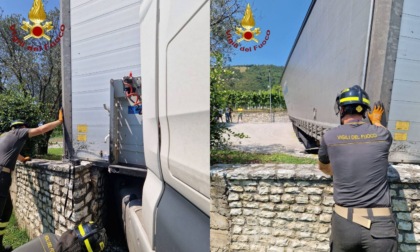 Sbaglia a fare manovra col tir e resta bloccato in mezzo alla strada