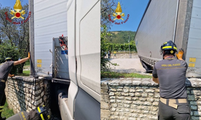 Sbaglia a fare manovra col tir e resta bloccato in mezzo alla strada