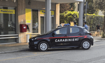 Va in un ufficio postale per attivare una carta di credito, ma presenta documenti falsi