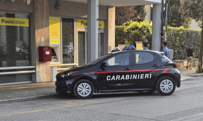 Va in un ufficio postale per attivare una carta di credito, ma presenta documenti falsi