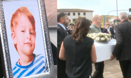 Roncade dice addio al piccolo Carlo Panizzo tra silenzio, lacrime e palloncini bianchi