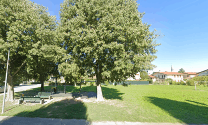 Una minorenne accoltella il suo ex 17enne in un parco: aveva diffuso foto intime sui social