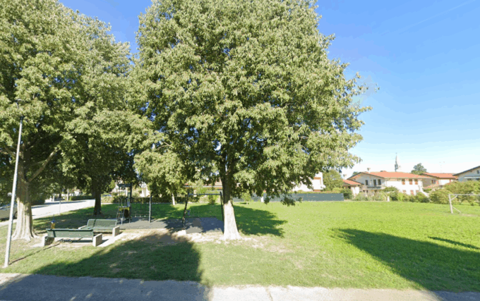 Una minorenne accoltella il suo ex 17enne in un parco: aveva diffuso foto intime sui social