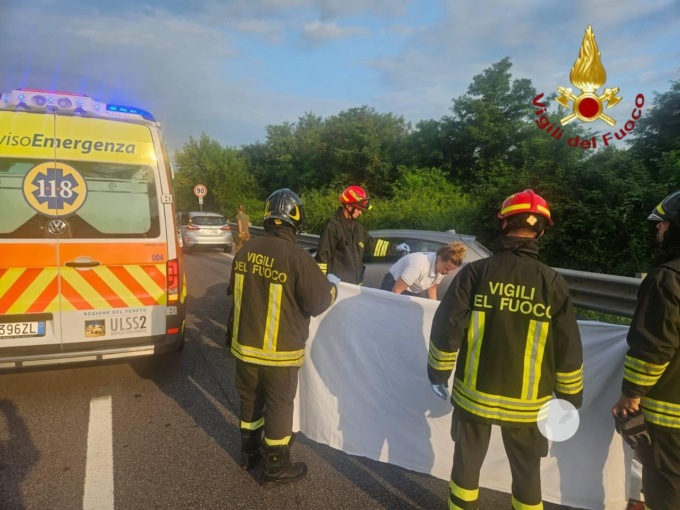 Auto esce di strada sulla tangenziale di Treviso, grave un 48enne