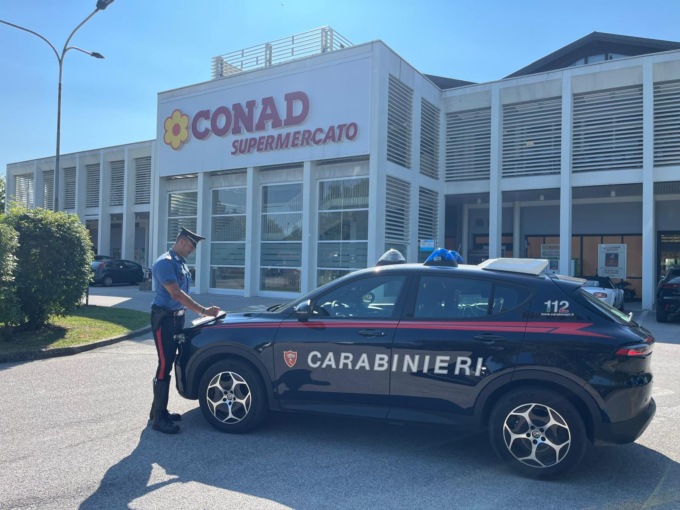 32enne e una 28enne fermati con oltre 100 confezioni di prodotti appena rubati al supermercato Conad