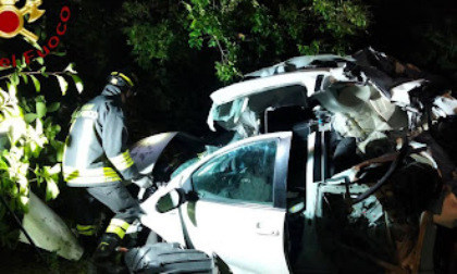 Un ferito nell'auto che finisce in un giardino privato