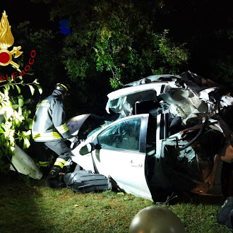 Un ferito nell’auto che finisce in un giardino privato